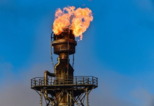 El precio del petróleo Brent alcanza casi 117 dólares, niveles no observados desde abril