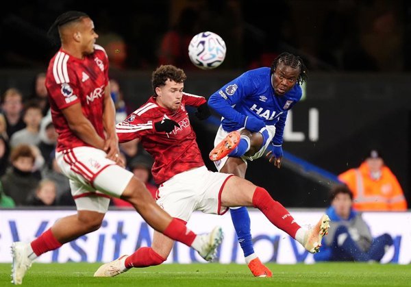 El Nottingham Forest abandona la zona de descenso tras victoria, pero perdona al Ipswich