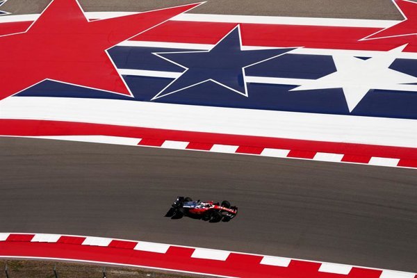 Pilotos estadounidenses Alonso y Sainz enfrentan dificultades mientras Leclerc encabeza las prácticas libres en Austin