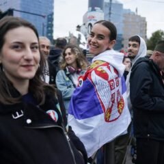 Estudiantes de Serbia desafían el nacionalismo de Vucic en las elecciones de este domingo