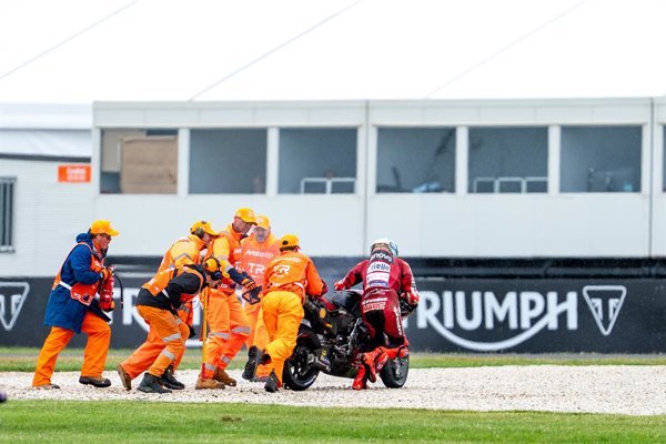 Motociclismo: Marc Márquez gana la carrera en esprint y acorta distancia en el campeonato tras caída de Jorge Martín