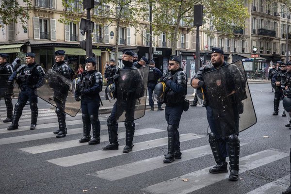 Francia registra 135 arrestos durante protestas con 35,000 manifestantes en las calles