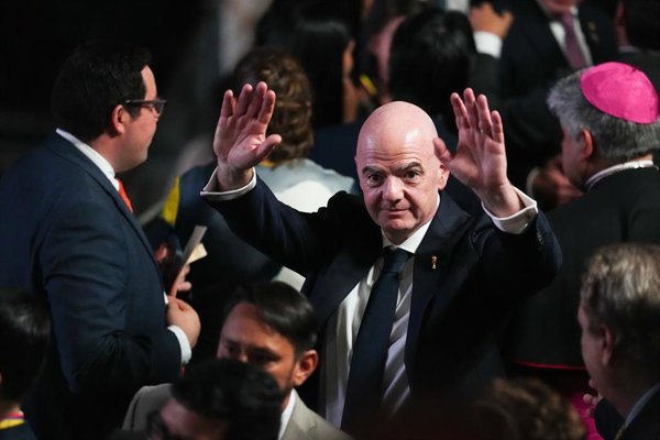 Gianni Infantino inicia campaña respaldado por una amplia mayoría en el fútbol
