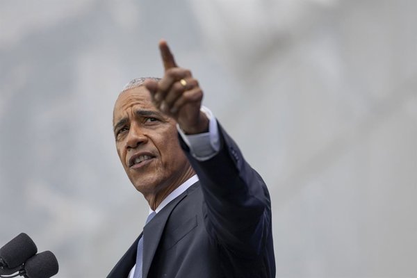 Obama señala que Trump es directamente responsable del aumento de precios debido a la política contra Irán