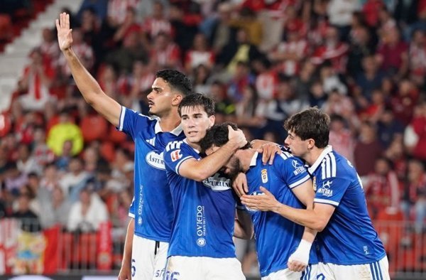 Oviedo frena al Almería y Girona mantiene su liderazgo en la Segunda División
