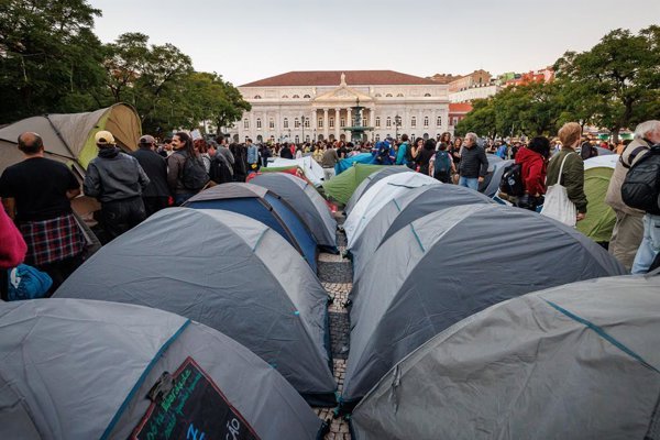 La policía desmantela acampadas no autorizadas por la vivienda en Lisboa y Oporto ante enfrentamientos