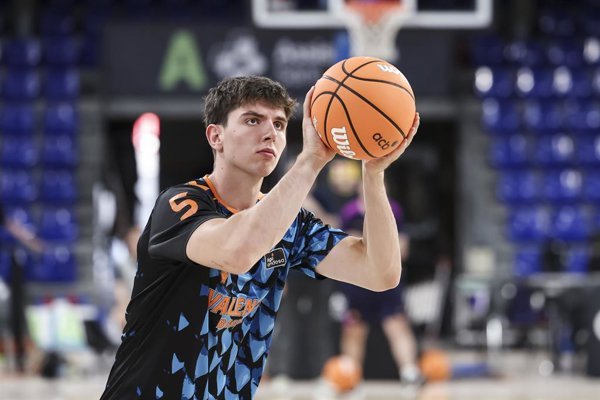 De Larrea debuta como anotador en los Mavericks pero enfrenta a Wembanyama en el campo