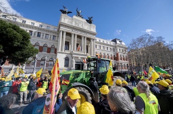 Agricultores españoles movilizan tractores hacia Madrid para denunciar crisis sectorial