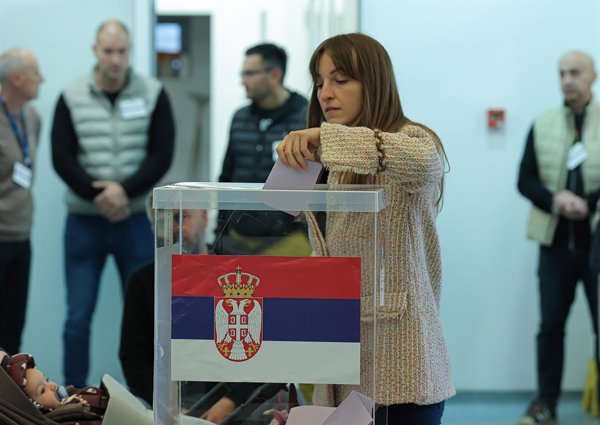 Aumento de diez puntos en la participación en las elecciones en Serbia
