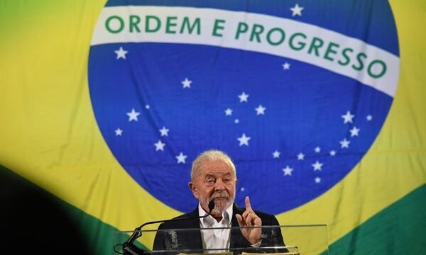 Bolsonaro lidera las encuestas presidenciales en Brasil con 14,57% de votos escrutados