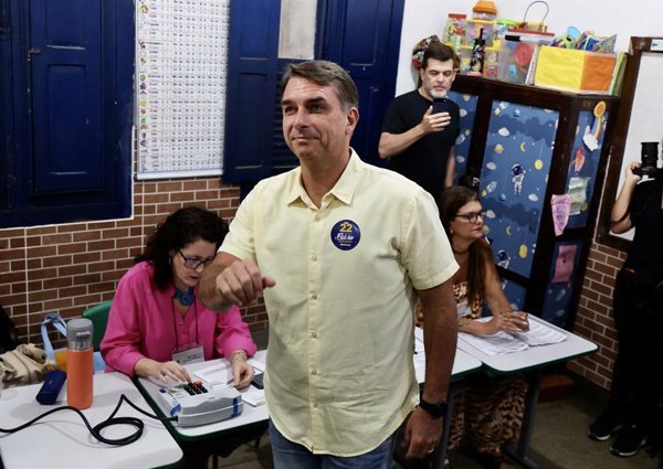 Flávio Bolsonaro desconoce los resultados electorales en Brasil y solicita la nulidad de las elecciones
