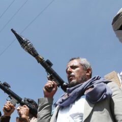 Hutíes de Yemen afirman haber atacado con misiles el aeropuerto de Riad y plantas petroleras saudíes