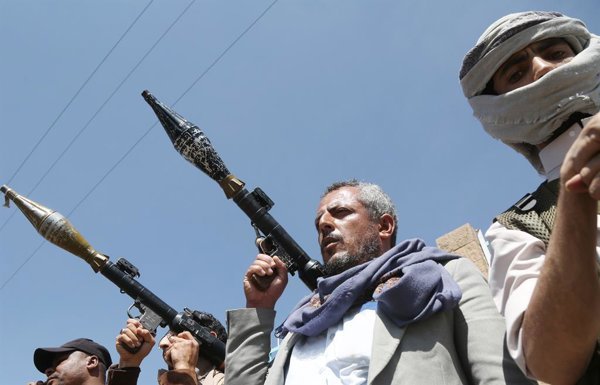 Hutíes de Yemen afirman haber atacado con misiles el aeropuerto de Riad y plantas petroleras saudíes