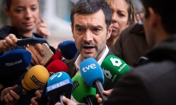 El precio del petróleo cae por debajo de 115 dólares tras ataques hutíes a instalaciones petroleras