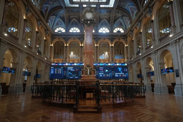 El Ibex 35 cae un 0,19 % cerca de los 19.000 tras triunfo de Lula en Brasil