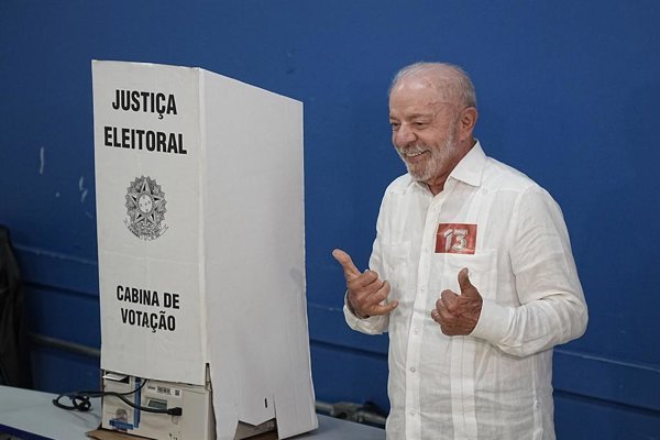 La Bolsa de Brasil cae más de 15% tras triunfo inesperado de Lula en elecciones presidenciales