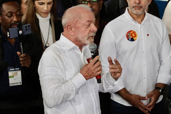 Las acciones de Telefónica bajan un 6,41% y Santander un 3,09% tras la victoria de Lula en Brasil