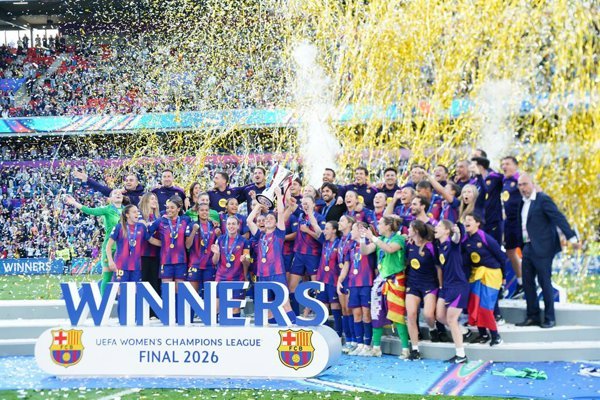 El FC Barcelona Femenino recibe el premio al mejor equipo femenino en los Balones de Oro