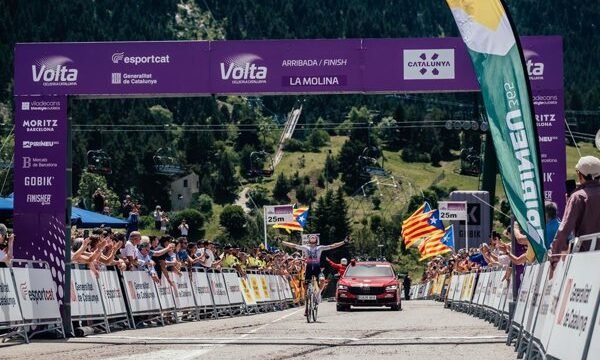 Unai Simón y Cata Coll reciben el Premio Yashin al mejor portero del Balón de Oro