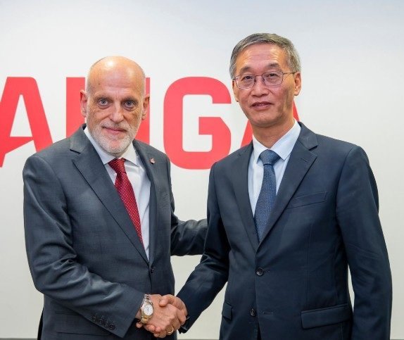 Tebas dialoga con el embajador de China en España para buscar soluciones a la controversia con Mbappé