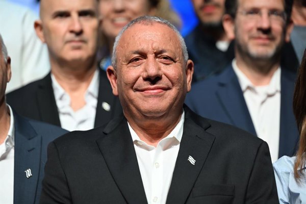 Líder opositor Eisenkot concluye que Netanyahu debe dejar el cargo y asume la tarea de formar un gobierno en Israel