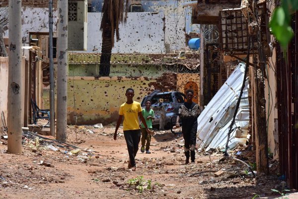 Al menos cien fallecidos por ataque aéreo atribuido al Ejército en mercado de Darfur Sur