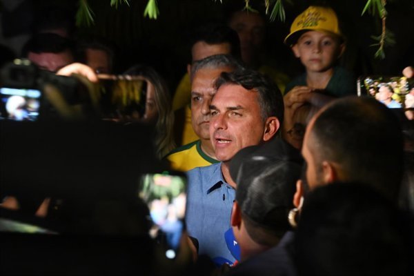 Flávio Bolsonaro viaja a Estados Unidos tras salir de Brasil tras la derrota electoral de Lula