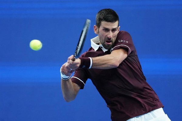 Novak Djokovic logra reaccionar a tiempo y gana su primer partido en el torneo de Basilea