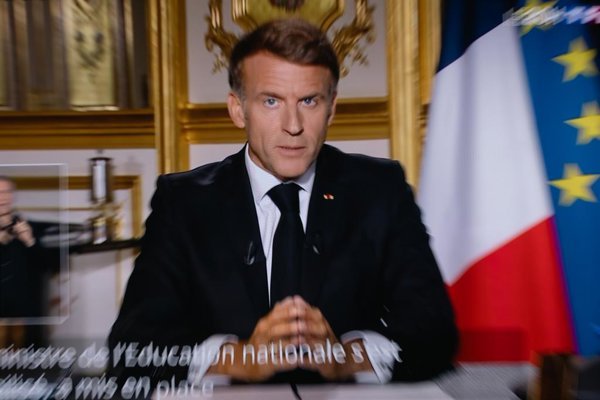 Francia: Macron reconoce fallos en la gestión de los disturbios del 17 de octubre y descarta censurar las redes sociales