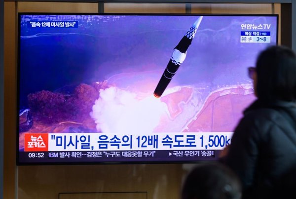 Corea del Norte lanza aproximadamente diez misiles balísticos sobre el mar de Japón