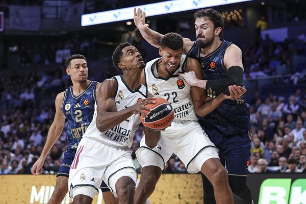 Real Madrid vence al Fenerbahçe por 95-76 en partido de baloncesto