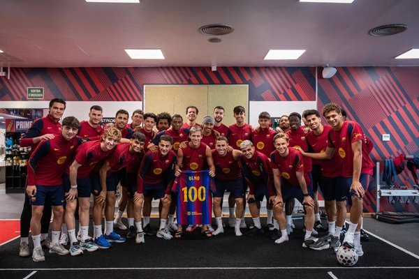 El FC Barcelona realiza entrenamiento sin Koundé y rinde homenaje a Olmo por sus 100 partidos