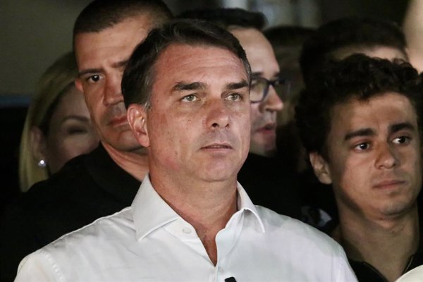 Bolsonaro denuncia persecución en su primera aparición tras huir a EE.UU. y proyecta elecciones antes de 2030