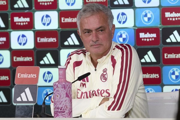 Mourinho comenta irónicamente sobre el calendario de fútbol: “Nos hacen un gran regalo, a ver si logramos que se pongan tristes”