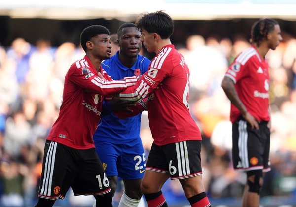 Man City vuelve a caer y Chelsea derrota al Manchester United en la Premier