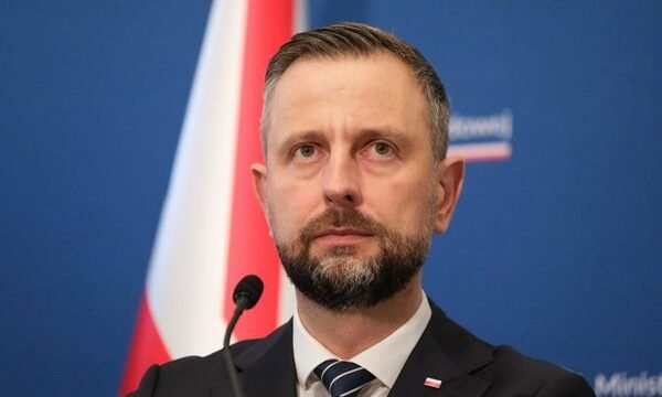 Tusk justifica intervención en el Tribunal Constitucional y culpa a PiS y «bots rusos» por la crisis en Polonia