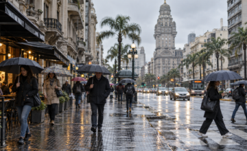 Ciudadanos caminando con paraguas bajo un cielo gris en el centro de la capital uruguaya.