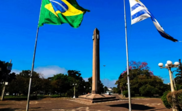 Vista de la avenida internacional que separa la ciudad de Rivera en Uruguay de Sant'Ana do Livramento en Brasil.