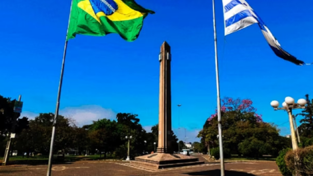 Vista de la avenida internacional que separa la ciudad de Rivera en Uruguay de Sant'Ana do Livramento en Brasil.