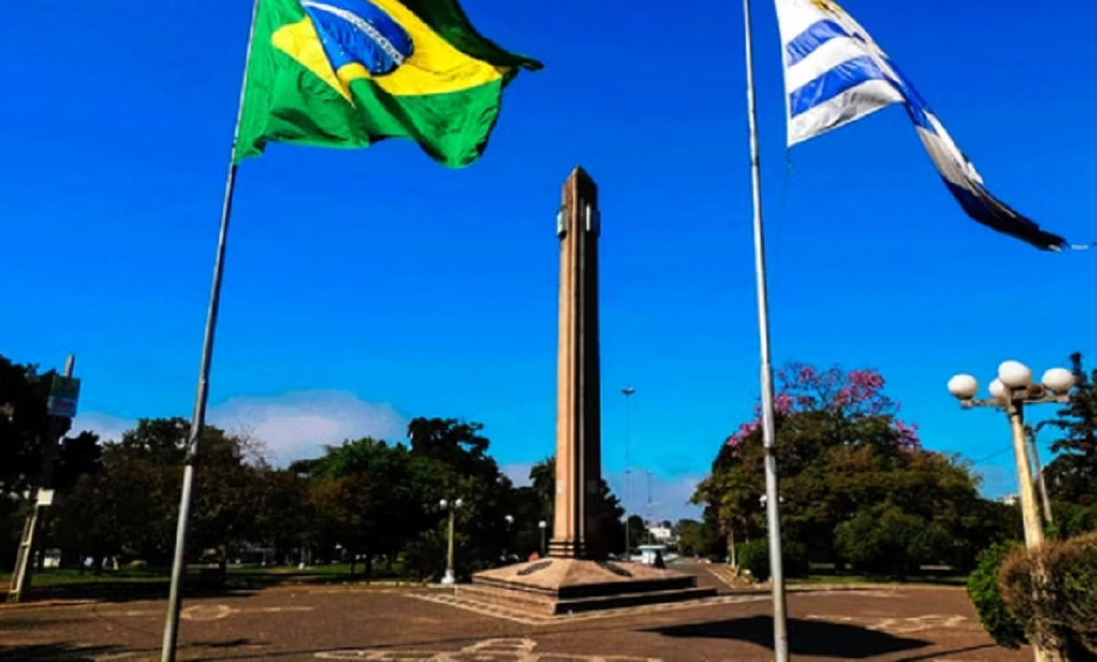 Vista de la avenida internacional que separa la ciudad de Rivera en Uruguay de Sant'Ana do Livramento en Brasil.