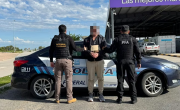 Efectivos de Interpol custodiando a un detenido extraditado en el paso fronterizo.