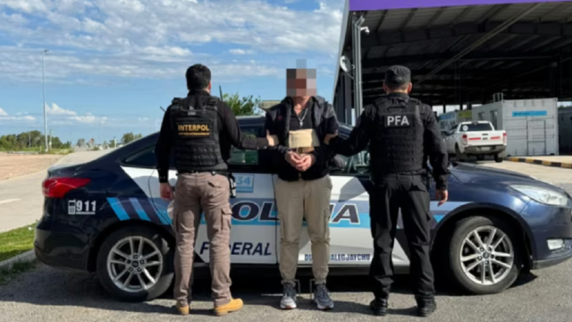 Efectivos de Interpol custodiando a un detenido extraditado en el paso fronterizo.