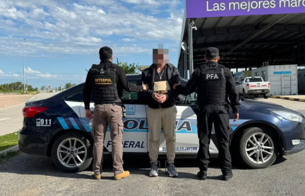Efectivos de Interpol custodiando a un detenido extraditado en el paso fronterizo.