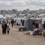 Tiendas de campaña y refugios improvisados en un campamento de desplazados en Gaza.