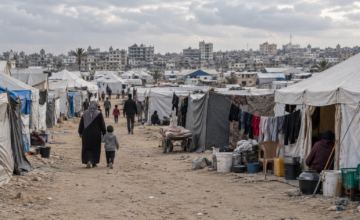 Tiendas de campaña y refugios improvisados en un campamento de desplazados en Gaza.