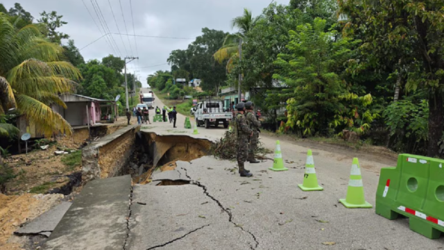 Tramo de la carretera entre Sayaxché y Cobán señalizado con toneles y conos tras el socavamiento.