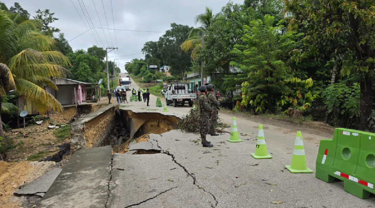Tramo de la carretera entre Sayaxché y Cobán señalizado con toneles y conos tras el socavamiento.