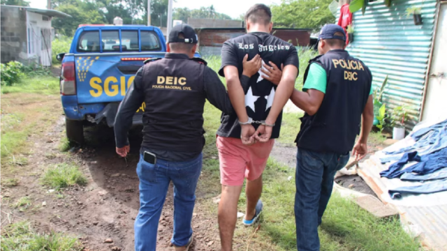 Agentes de la Policía Nacional Civil de Guatemala custodiando a un detenido.