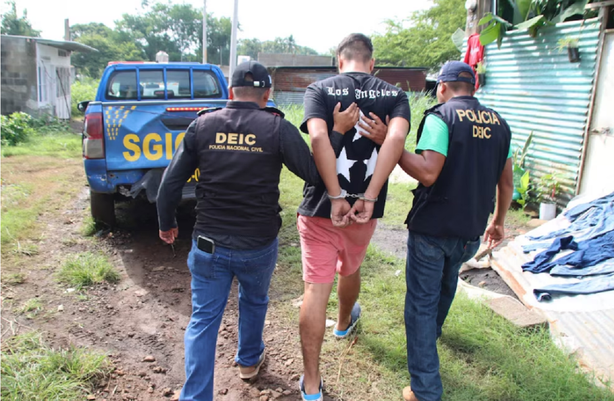 Agentes de la Policía Nacional Civil de Guatemala custodiando a un detenido.