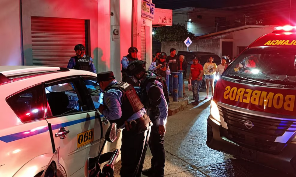 Vehículo de taxi acordonado por la policía en escena del crimen.